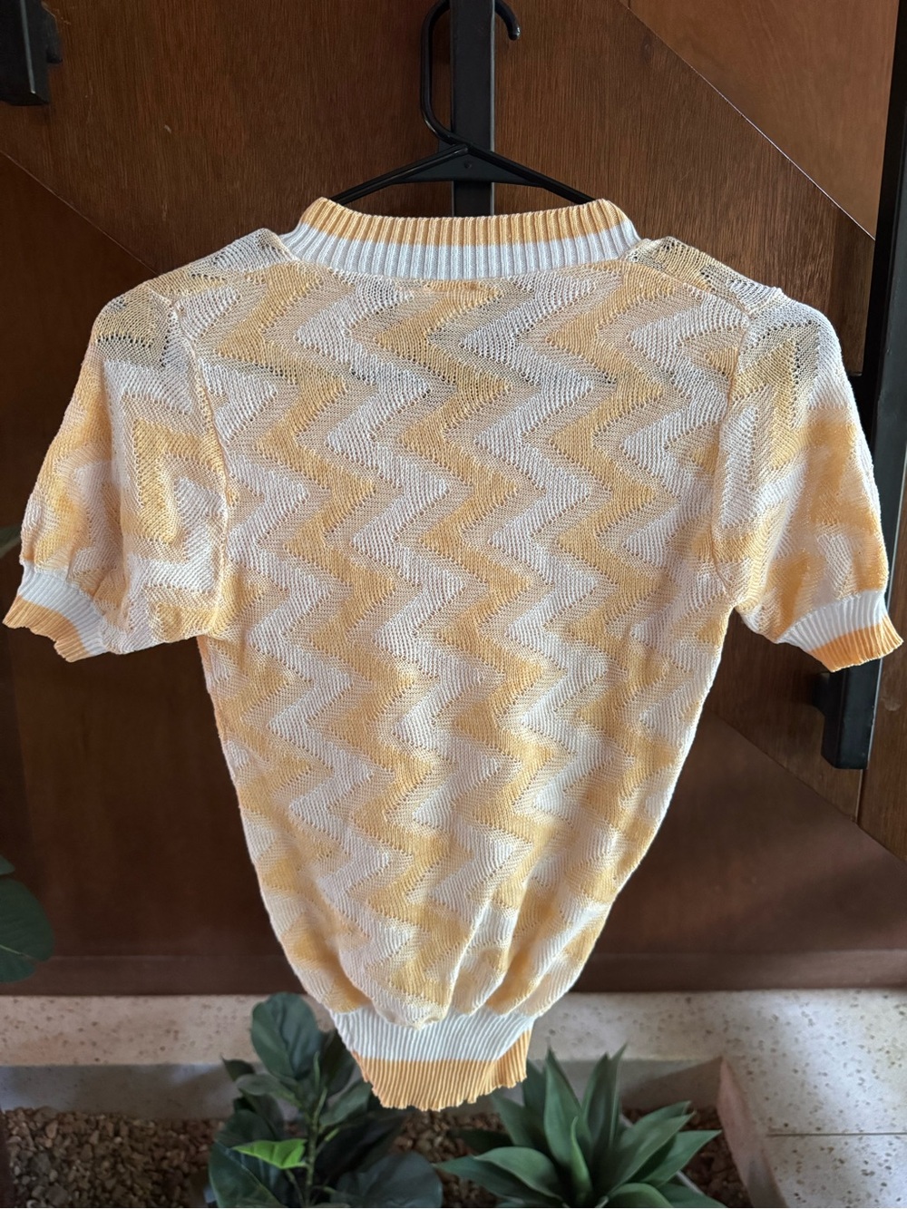 Vintage Peach and White Chevron Knit V-Neck Pullover - Picture 2 of 6